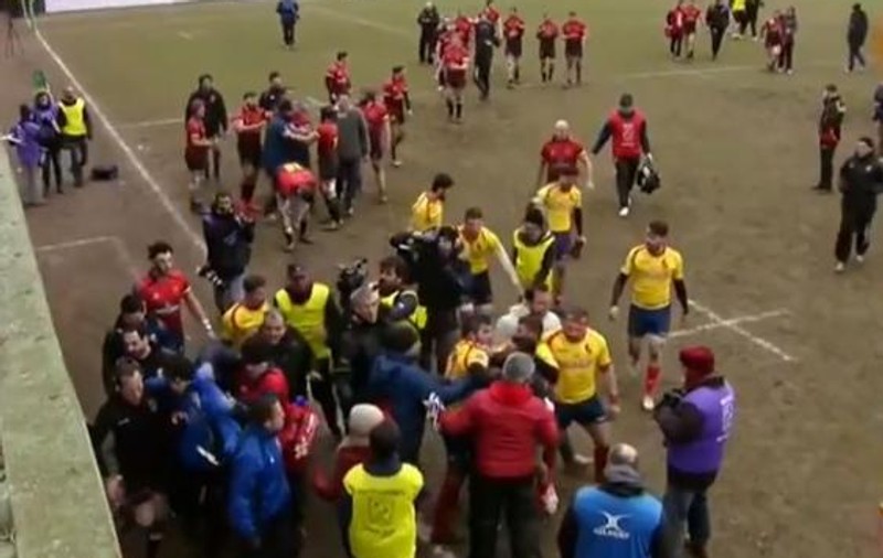 Noi imagini de la Bruxelles: arbitrul Iordăchescu a părăsit stadionul păzit de trupe antitero! Se poate rejuca meciul Belgia - Spania? Morariu, acuzat în presa spaniolă