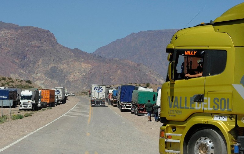 Un șofer de camion l-a mușcat pe un polițist care încerca să-i confiște marfa. Circula fără frâne, lumini și fără acte, în Argentina