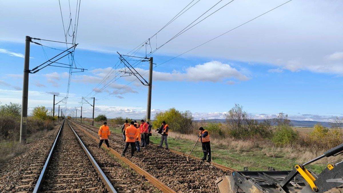 Mai mulți angajați CFR lucrează la modernizarea căii ferate, pe tronsonul Galați - Bârlad, iulie 2026