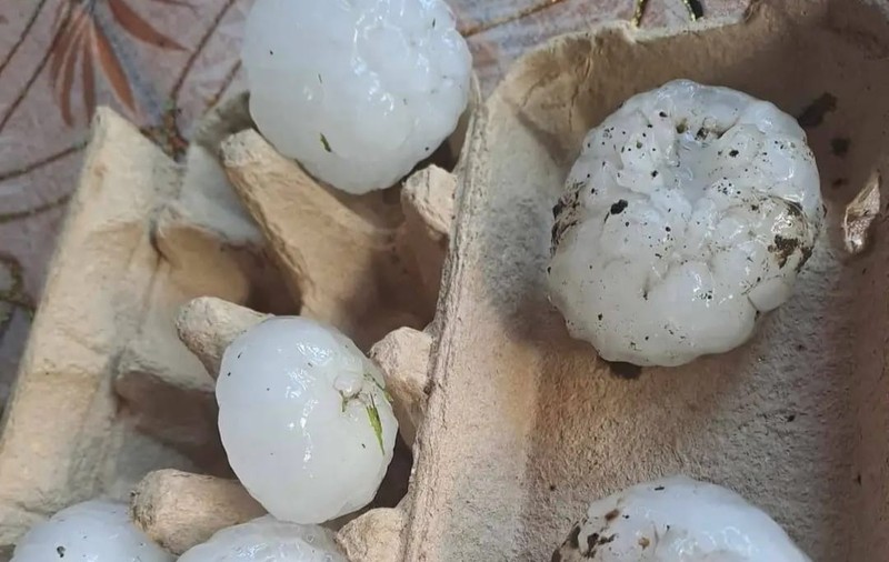 Grindină de mărimea unei mingi de ping-pong la Răducăneni, în județul Iași: mașini avariate, culturi agricole distruse