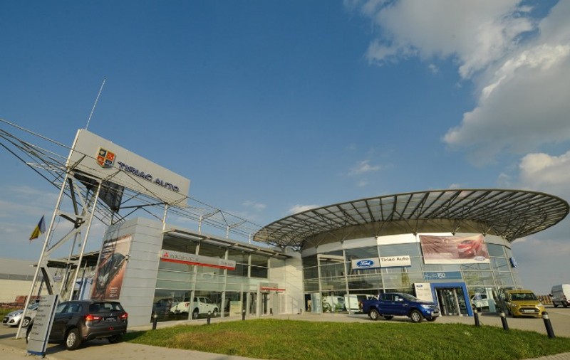 (P) Două modele reprezentative pentru gama sport, la showroomul auto Ford Pitești