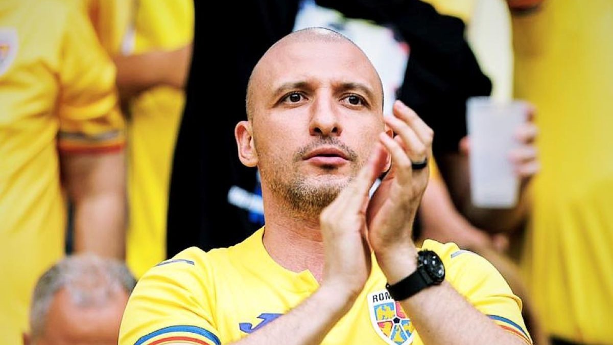Ștefan Mandachi încurajează echipa de fotbal a României