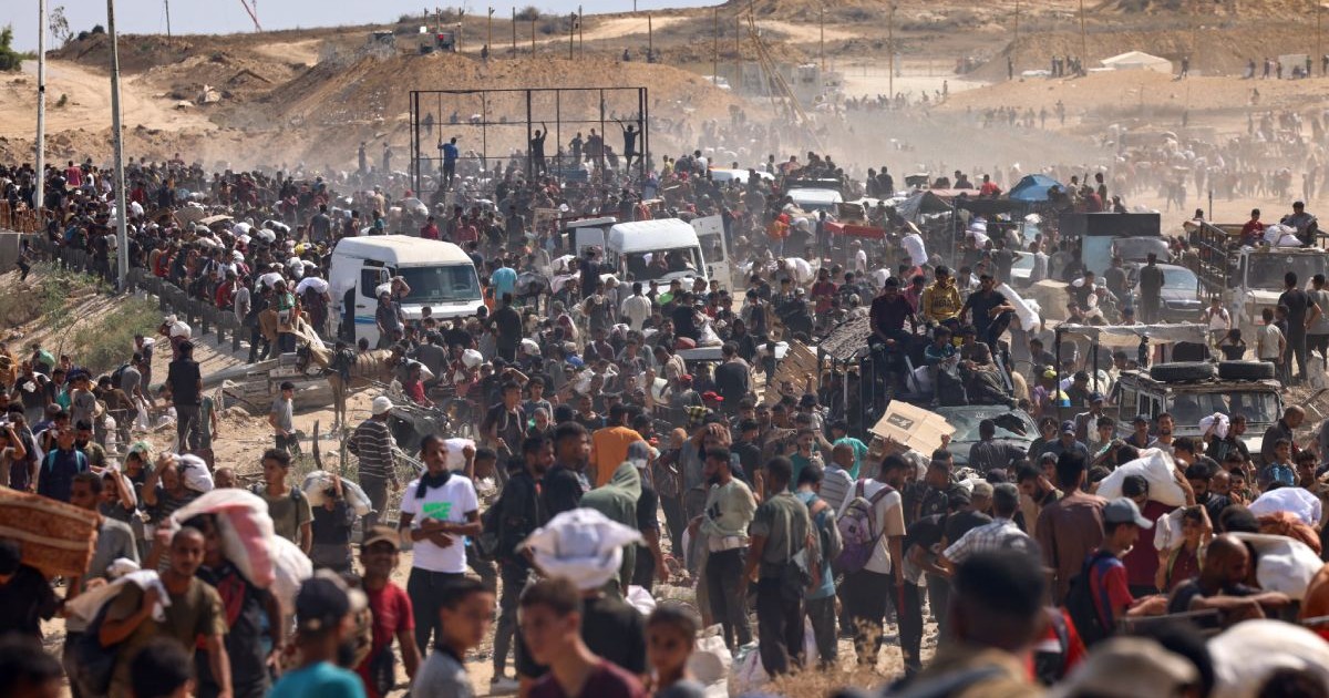 Mii de oameni care așteaptă camioanele cu ajutoare în Fâșia Gaza