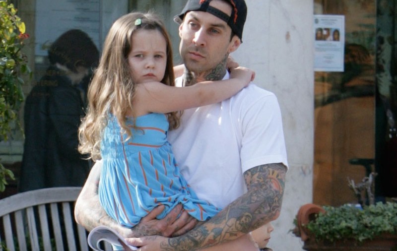 Video / Paparazzi, bruscaţi şi înjuraţi de membrii trupei Blink 182