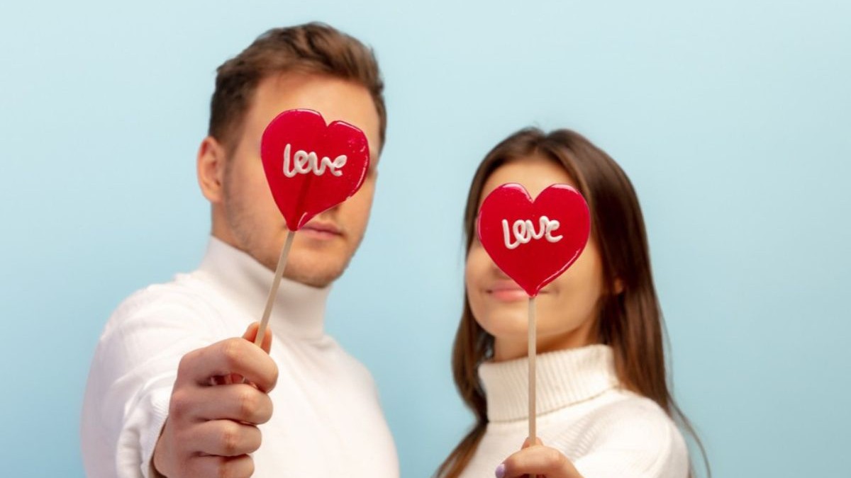cuplu cu inimioare care le acoperă fața valentine's day dragobete