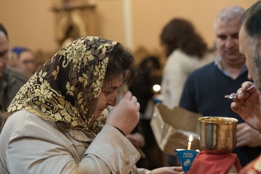 Monica Rezban, care are o carmangerie românească în Burriana, participă la slujba de duminică la Biserica Ortodoxă Sf. Nicolae din Castellón de la Plana.