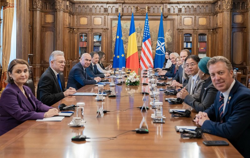Ilie Bolojan i-a primit pe congresmenii americani și a discutat cu ei despre ridicarea vizelor românilor