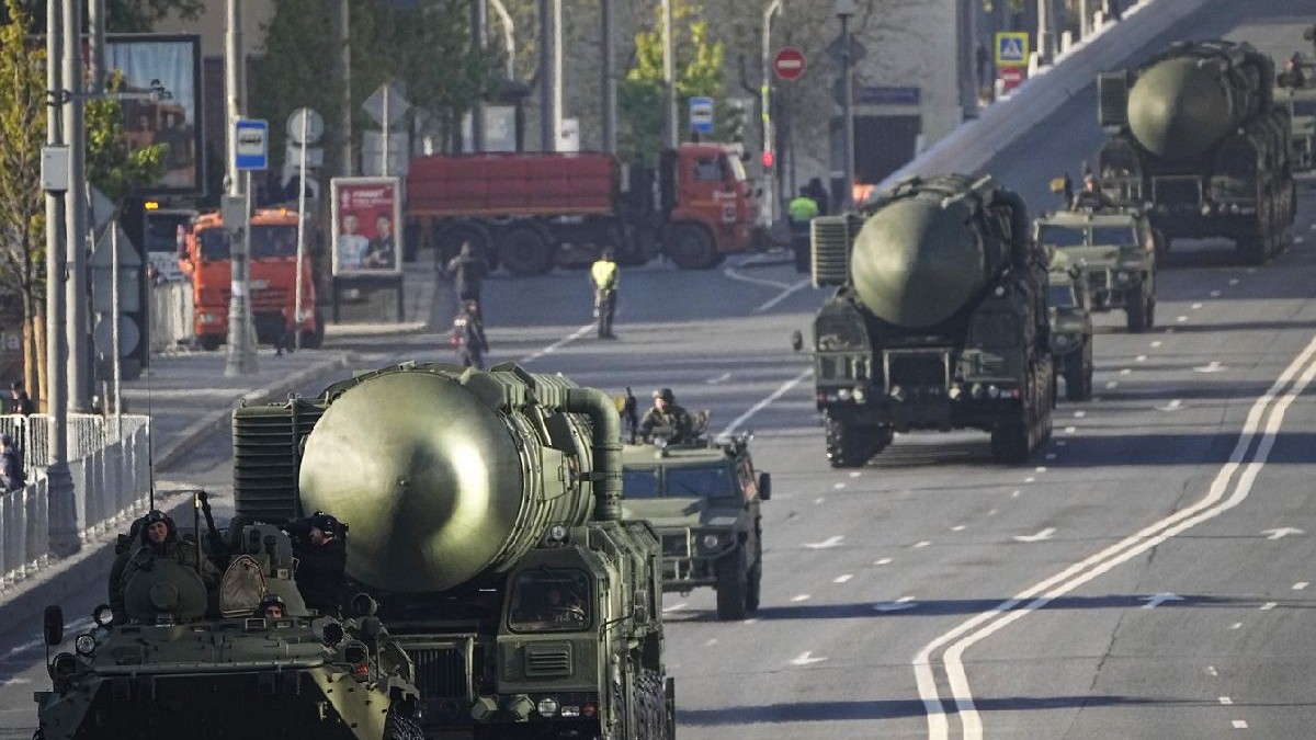 Rachete balistice rusești RS-24 Yars se îndreaptă spre Piața Roșie pentru a participa la o paradă militară de Ziua Victoriei la Moscova, Rusia, marți, 9 mai 2023, marcând cea de-a 78-a aniversare a sfârșitului celui de-al Doilea Război Mondial.