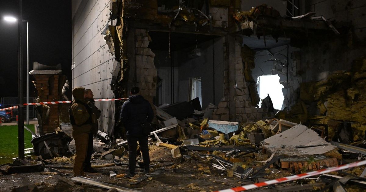 Polițiștii inspectează o clădire rezidențială avariată în urma unui atac cu drone asupra Kievului pe 29 noiembrie 2025, în contextul invaziei rusești în Ucraina.