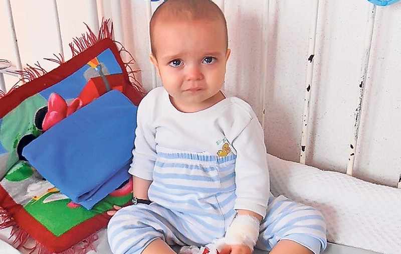 Lui Gabriel, micuţul chinuit de boala Crohn, i-am donat 100 de cutii cu lapte Elemental