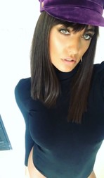 Antonia, ședință foto incendiară. Poartă perucă şi un body minuscul
