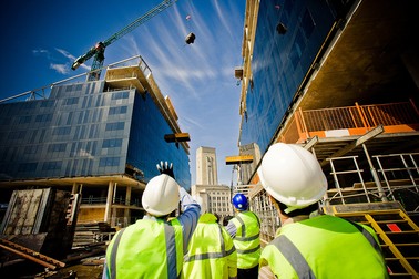 Muncitori pe un șantier de construcții din Londra