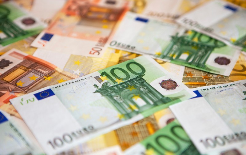 Un bărbat din Iași a rămas fără 4.000 de euro strânși pentru nunta fiicei sale din Suedia după ce un coleg i-a cheltuit pe scule de pescuit