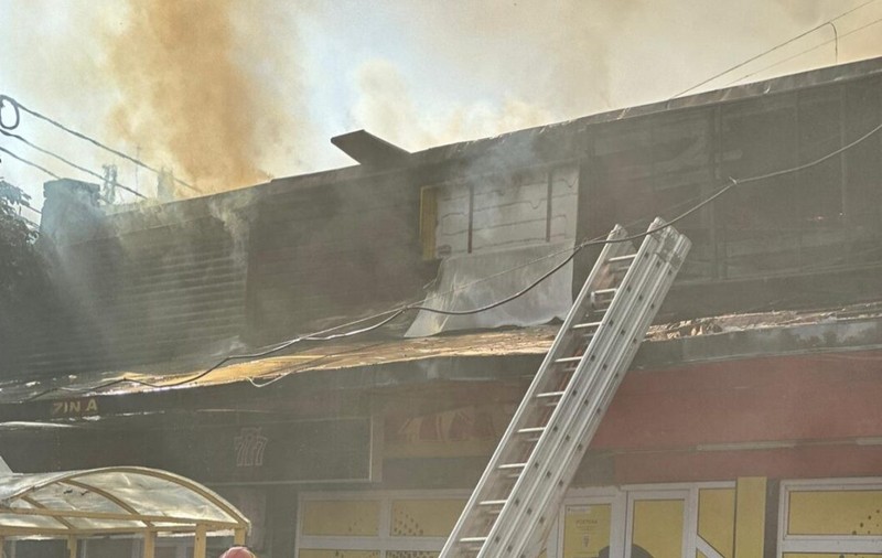 Incendiu la un ansamblu de magazine din Ploiești. A fost emis mesaj Ro-Alert din cauza fumului dens