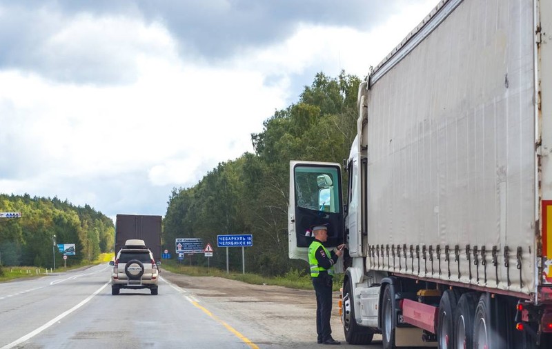 Șofer de TIR prins cu 156 km/h pe autostradă, conducea un Scania S500 A6x2/4NB încărcat cu 40 de tone de marfă, în Germania