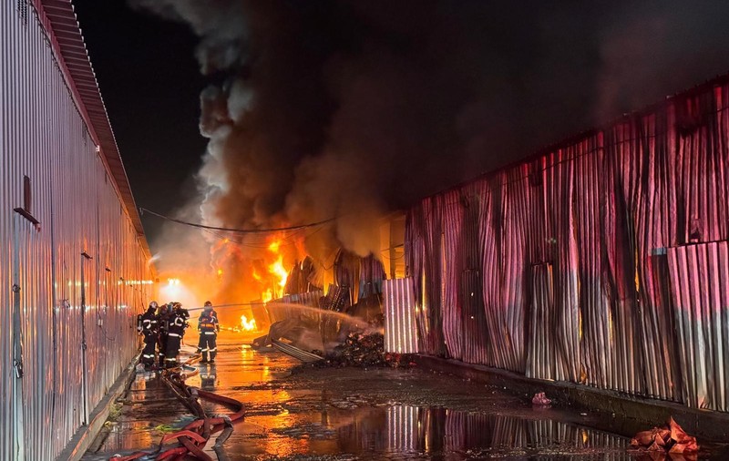 Incendiul izbucnit în complexul Dragonul Roşu din București a fost stins după trei zile
