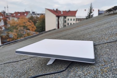 Echipament Stalink Mini Alb, pe un acoperiș de bloc din Berlin, Germania.