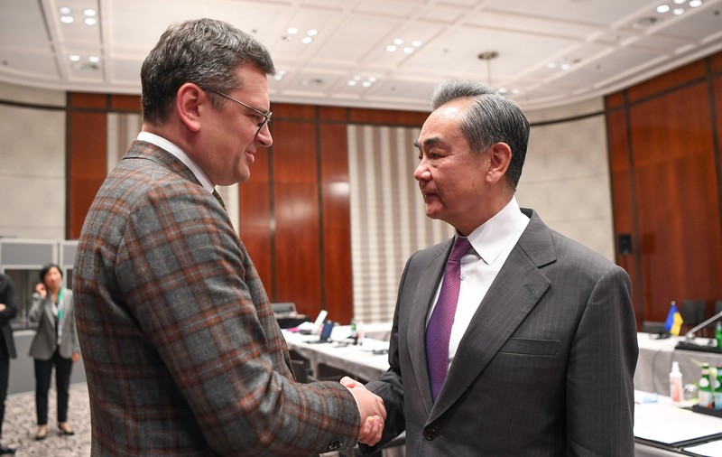 China asigură Kievul că nu furnizează arme letale Rusiei, insistând că vrea negocieri de pace și că „nu toarnă gaz pe foc"
