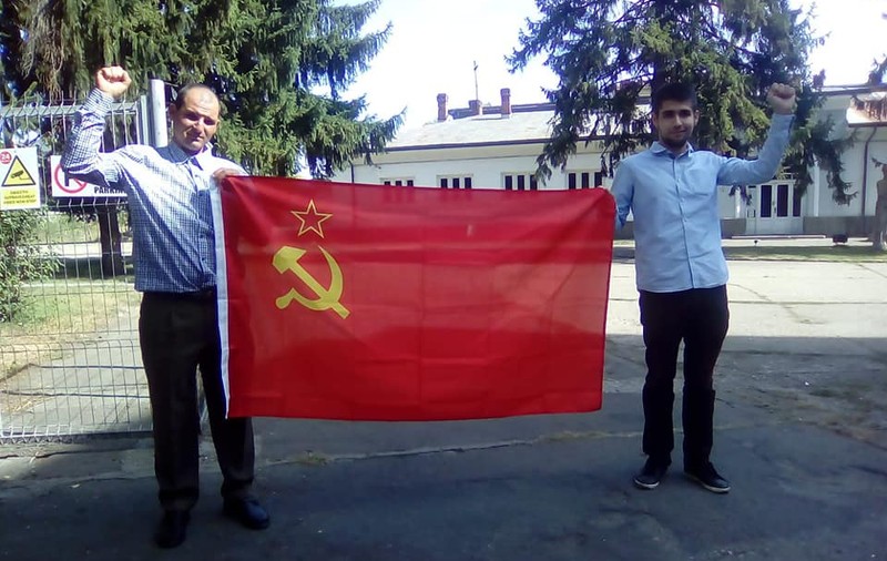 Mai mulți tineri cu steaguri comuniste, mesaj șocant în fața fostei închisori din Pitești. „Locul unde jegurile anticomuniste au primit pedeapsa meritată”
