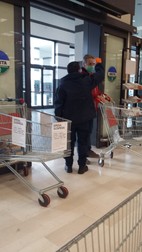 La intrarea în magazine, agenții de pază verifică tuturor toscanilor temperatura corporală