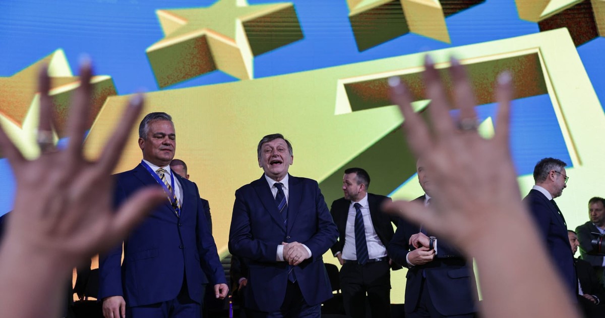 Crin Antonescu printre doamnele care-i făceau cu mâna FOTO Vlad Chirea