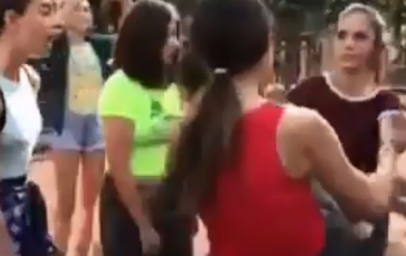 VIDEO | O adolescentă a fost bătută de alte tinere într-un parc din București. Imaginile au fost postate pe Facebook