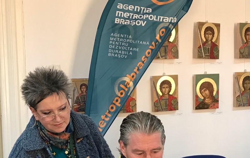 Oul lui Lacroix. Canadianul numit la naţionala de hochei a României a făcut spectacol la încondeiat ouă: “E primul meu Paşte aici, îmi place la nebunie!”