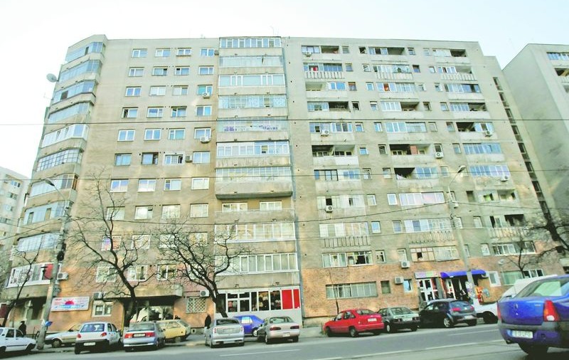 S-a aruncat de la etaj, cu copila în braţe