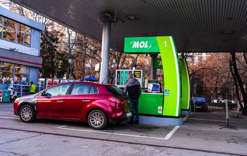 Penurie de benzină și motorină în Ungaria. Oamenii își fac rezerve, MOL anunță că situația este „critică”