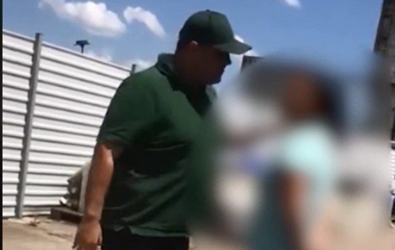 Femei bătute de patronul unei firme, la Sânnicolau Mare, după ce i-au dus mâncare unui muncitor nepalez. Agresorul, cercetat în stare de libertate