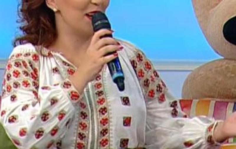 Coșmar pentru o cântăreață de muzică populară de la noi: a avut o pungă de puroi în abdomen, de 17 centimetri