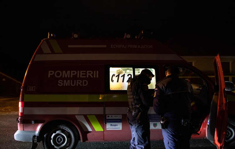 O fetiță de 4 ani și mama ei au fost găsite moarte într-un apartament din Bârlad de pompierii chemați să deblocheze ușa