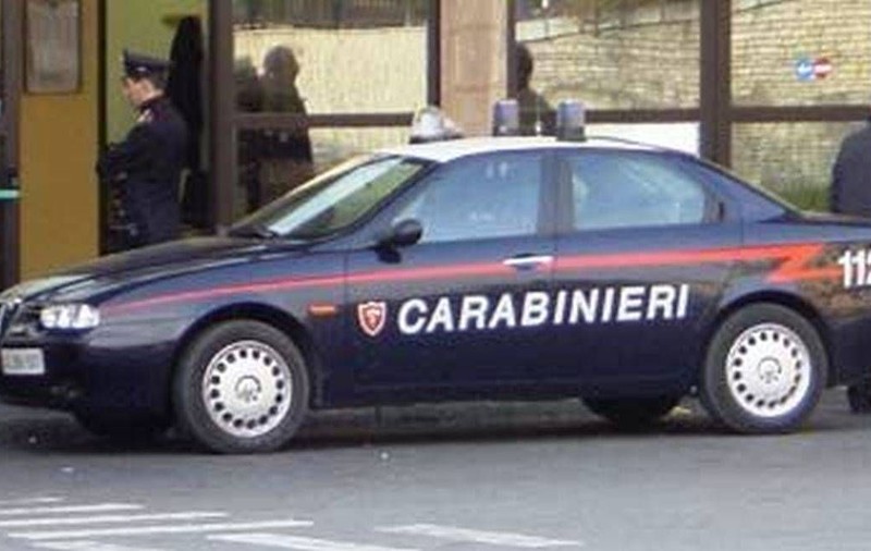 DRAMĂ în ITALIA! Un ROMÂN și-a atacat SOȚIA și COPII cu un CIOCAN, APOI și-a TĂIAT VENELE!