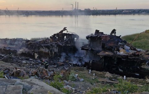 Pompierii au intervenit de urgență pentru a stinge o navă dezafectată aflată pe malul Dunării lângă 10 tuburi de acetilenă ce puteau exploda. Foro: ISU Giurgiu