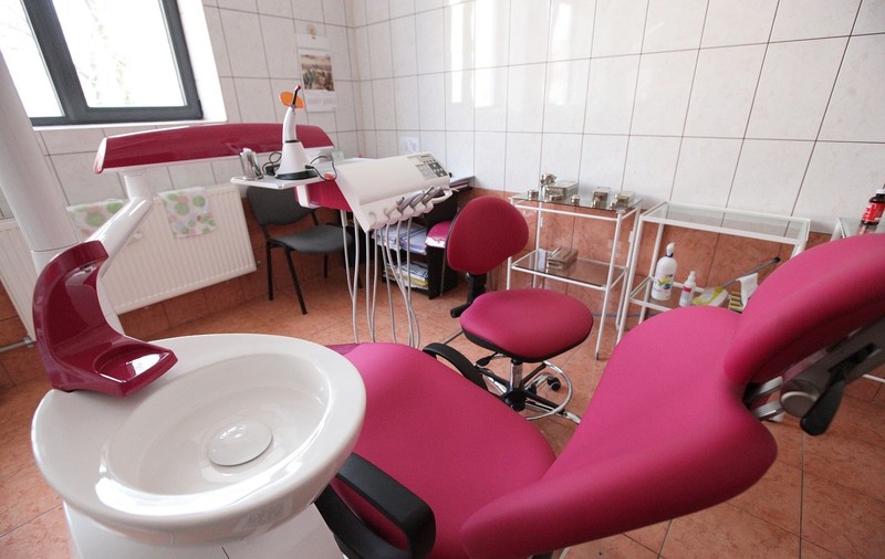Elevii bucureșteni își pot trata dinții la cabinetele școlii. Acum au echipamente moderne