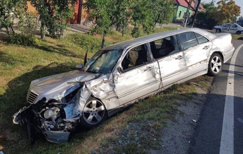Cinci copii, la spital în urma unui accident în Arad. Mașina în care se aflau a fost lovită de un autocar cu turiști