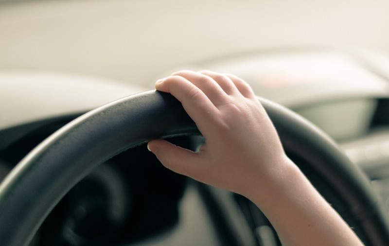 Un bărbat din Bistrița și-a lăsat fiul de 10 ani să conducă mașina, iar copilul a fugit de Poliție