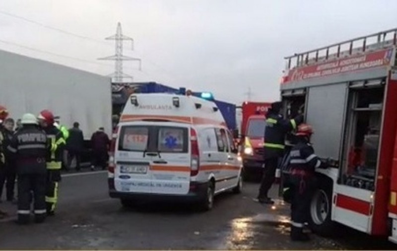 VIDEO/ Autospecială de la ISU Bacău, implicată într-un accident auto cu 9 răniți, printre care 6 pompieri