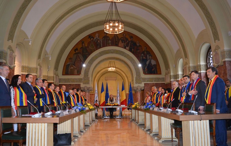 Guvernul a pornit Pomana Porcului, de Centenar. Majorări de salarii, indemnizații și stimulente, decise în orașul Marii Uniri, Alba Iulia