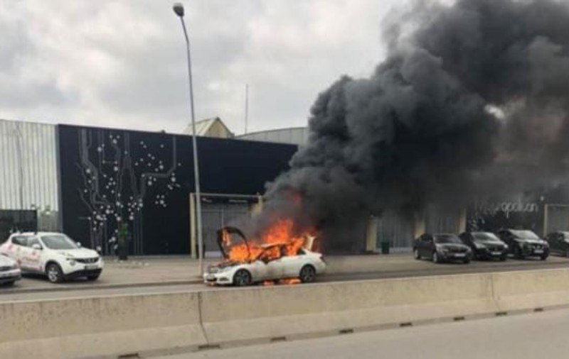 O mașină a ars ca o torță în fața Direcției de Înmatriculare a Vehiculelor din Pipera