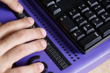Persoană nevăzătoare care folosește un display Braille, care se conectează la un computer și transcrie textul de pe ecran în alfabetul Braille | Foto: Shutterstock