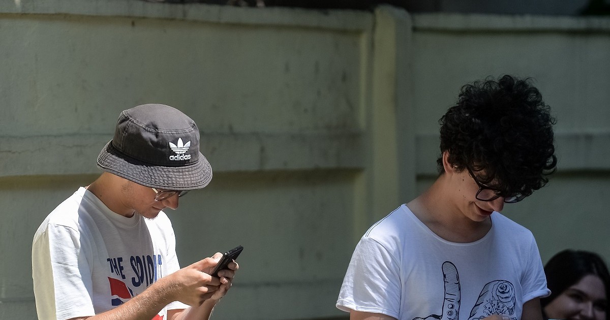 Rezultate BAC Hunedoara 2025. Notele, publicate pe edu.ro - Imagine cu doi elevi care îşi verifică notele la bacalaureat pe telefon