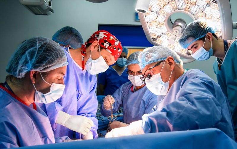 Premieră medicală în România: Transplant hepatic cu donator viu, realizat complet laparoscopic, la Spitalul Clinic SANADOR