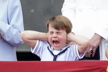 Prințul Louis, vizibil deranjat de zgomotul făcut de avioane, la balconul Palatului Buckingham, în timpul defilării aviației britanice | Foto: EPA