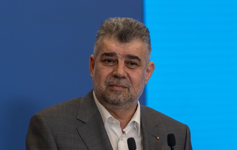 Marcel Ciolacu și-a cumpărat cârnați de Pleșcoi de la un târg din Buzău. Pentru cărți, premierul a fost nevoit să-i ceară bani lui Romașcanu