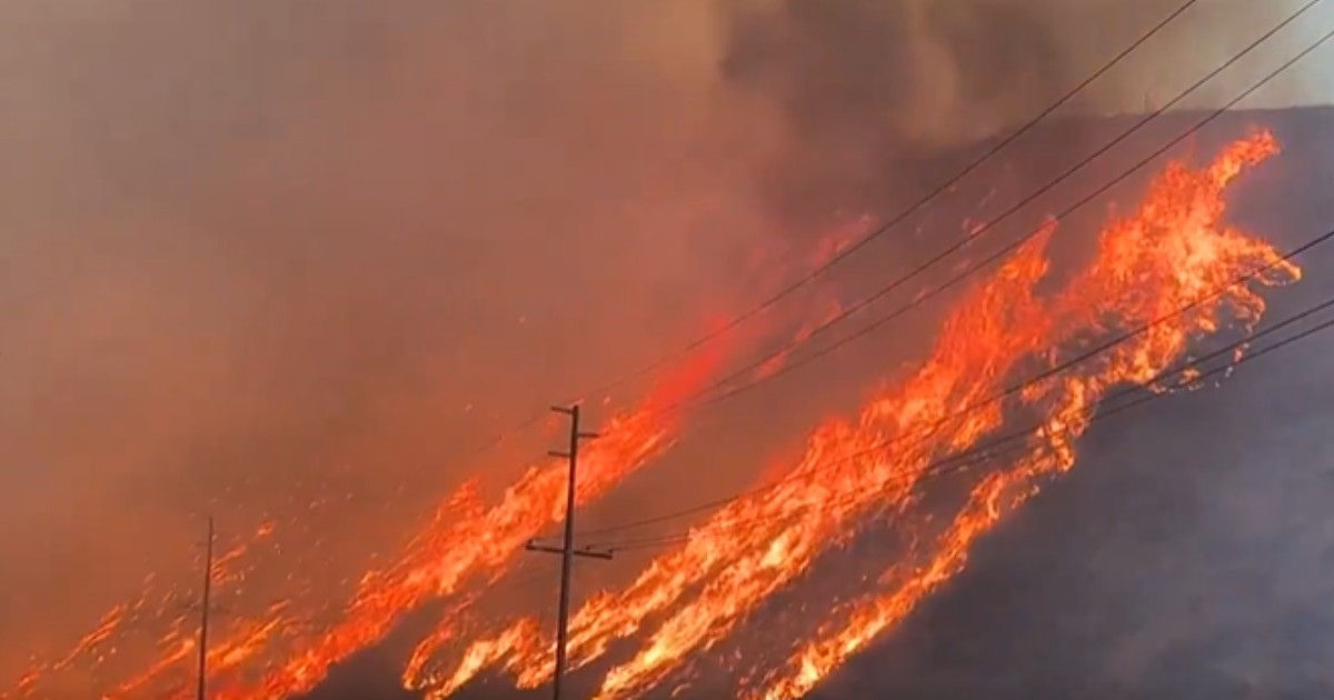 Incendiul Hughes se manifestă în apropiere de Castaic.