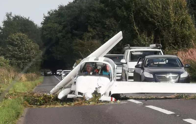Pilotul și pasagerul unui avion de mici dimensiuni au supraviețuit, după ce aeronava s-a prăbușit pe un drum aglomerat din Anglia