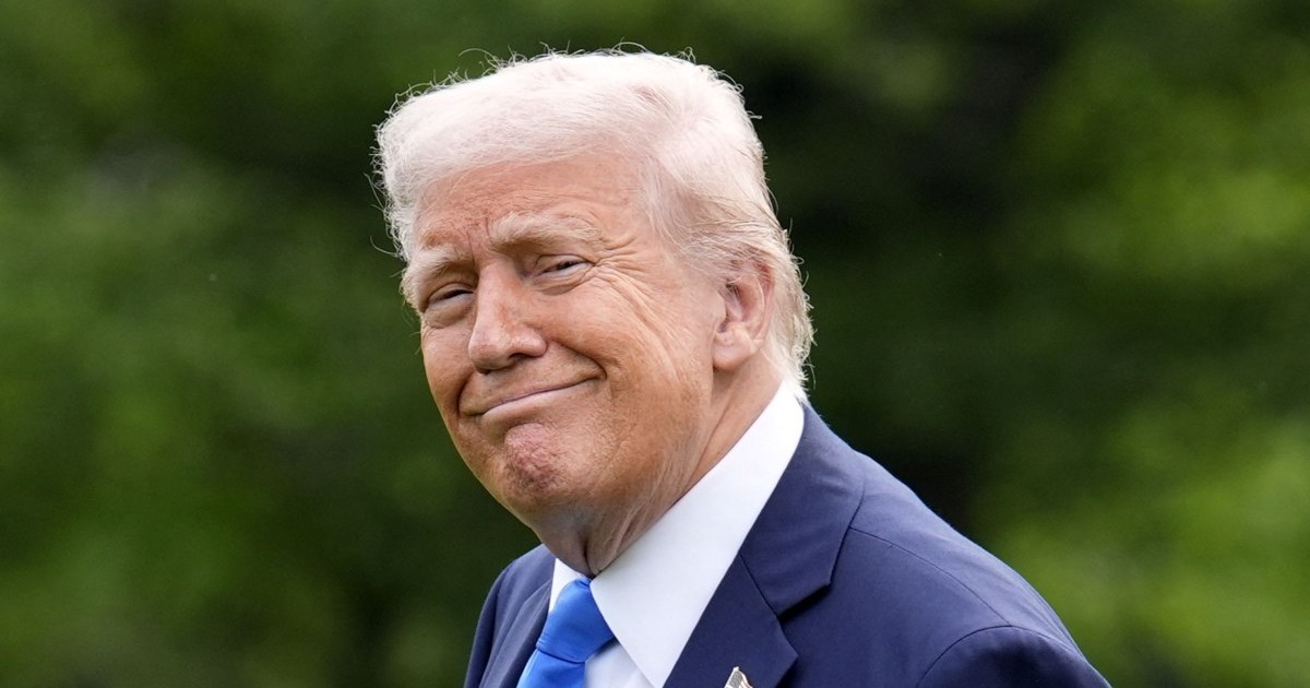 Președintele american Donald Trump se plimbă pe peluza sudică a Casei Albe din Washington, înainte de plecarea sa spre Alabama, pe 1 mai 2025.