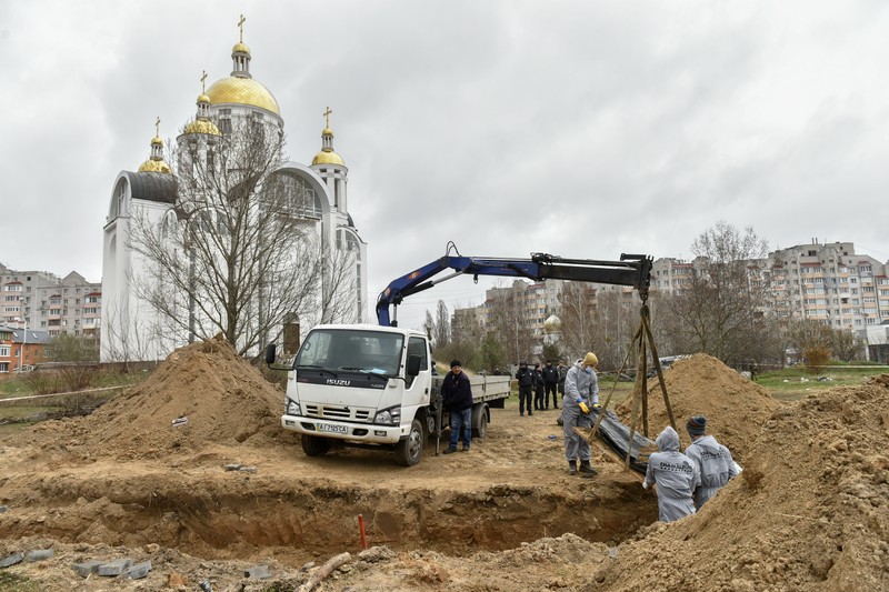 Exhumări la groapa comună din Bucha | Foto: EPA