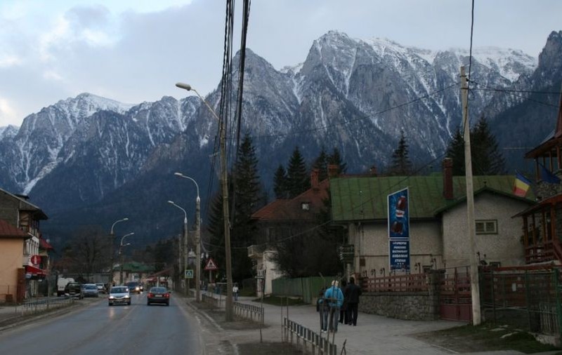 Trafic blocat pe DN1, la Comarnic, de o mașină răsturnată și un stâlp de electricitate căzut în urma accidentului rutier